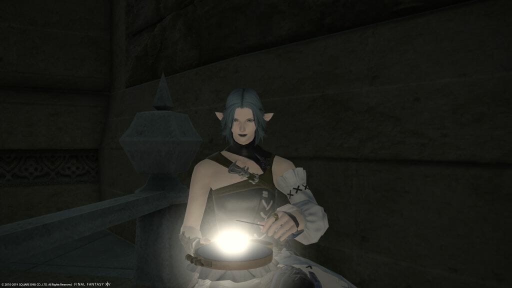 Skye Graneterre, a Duskwight Elezen, engages in the weaving craft in Final Fantasy XIV