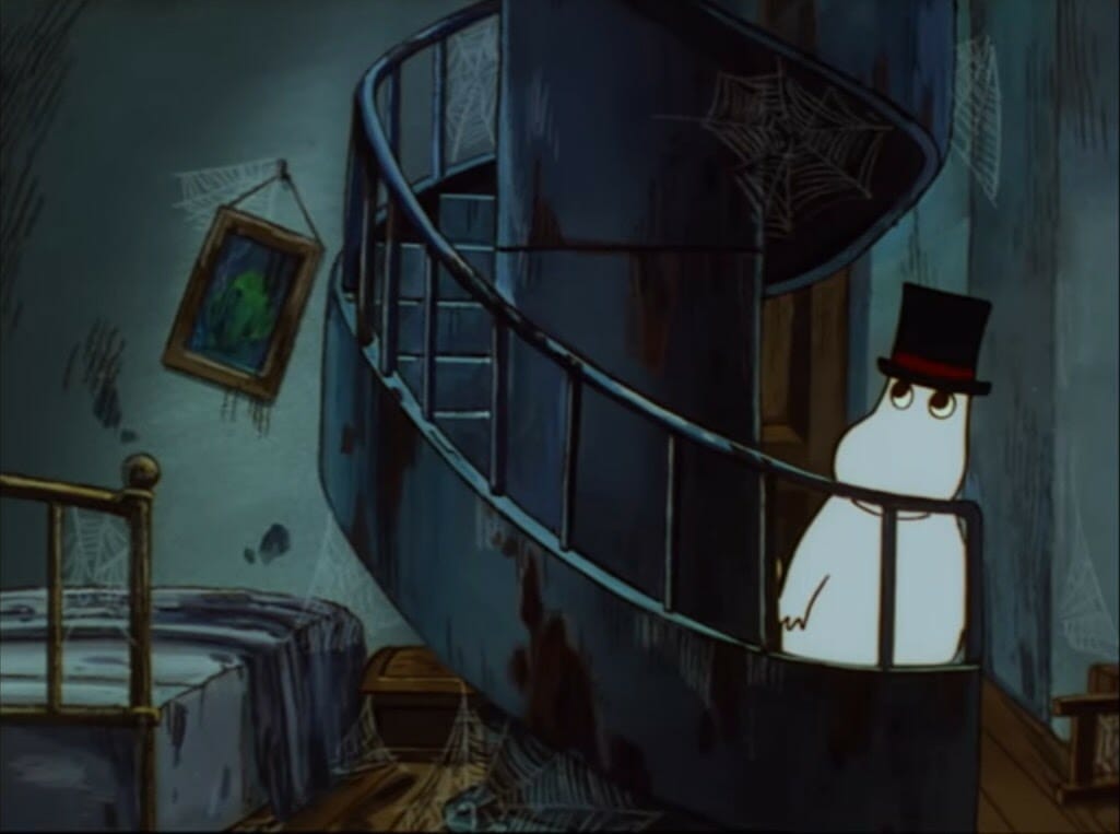 A screenshot from Tanoshii Moomin Ikka.  Moominpappa enters the lighthouse.  Every surface and piece of furniture is covered in cobwebs, and many of the items are in a state of great disrepair