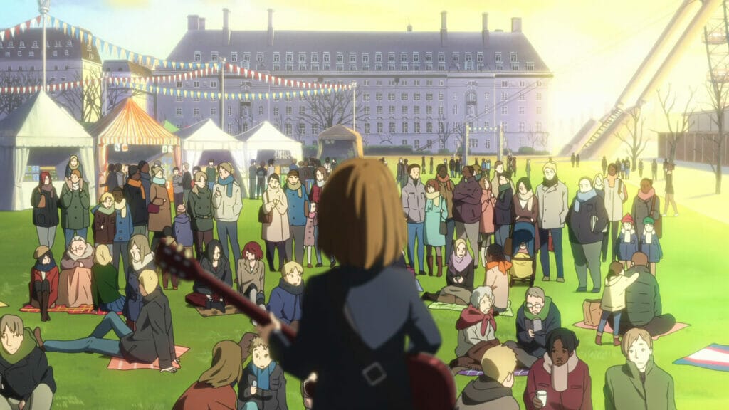 Yui, seen from the back, facing a crowd of spectators