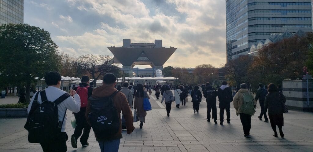 A photo of a crowd of people walking toward the Tokyo Big Sight on December 3, 2023.